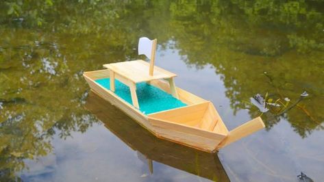 3 Brilliant Methods For Making Popsicle Stick Boats - DIY Ways Popsicle Stick Boat, Boat Craft, Mini Boat, Simple Boat, Boat Crafts, Make A Boat, Toy Boats, Diy Popsicle, Simple Projects