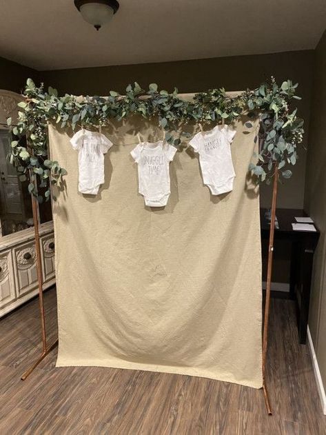 Baby Shower Clothes Line Ideas, Simple Woodland Baby Shower Ideas, Onesie Clothes Line Shower Ideas, Baby Clothes Line Decoration, Baby Clothes Line Decor, Clothes Line Baby Shower Idea, Baby Shower Photo Backdrop Diy, Onesie Backdrop, Baby Sprinkle Backdrop