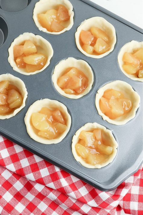 Mini Apple Pies Easy, Easy Mini Apple Pies, Apple Pie Bites Recipe, Easy Puff Pastry Desserts, Bite Size Pies, Pie Crust Dessert, Apple Pie Cups, Mini Apple Pie Recipe, Apple Pie Muffins