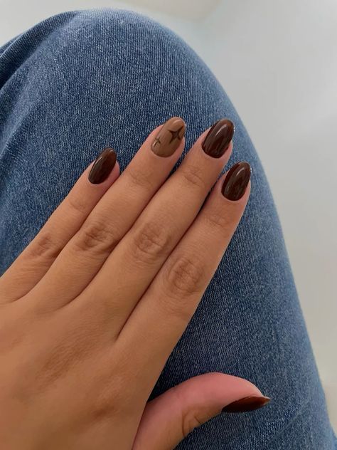 Simple Brown Nails Design, Brown Christmas Nails Short, Fun Brown Nails, Brown Nails With Stars, Nail Art Simple Brown, Brown Short Nails Design, Brown Star Nails, Brown Gel Nails Designs, Short Nails Brown