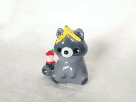 Raccoon Clay Charm, Clay Possum, Clay Raccoon, Mini Clay Art, Animal Polymer Clay, Easy Clay Sculptures, Polymer Clay Cat, Clay Keychain, Clay Things