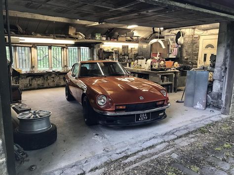 Garage Style, Japanese Sports Cars, Car Workshop, Vintage Sports Cars, Mechanic Garage, Man Cave Garage, Double Garage, Garage Design, Dream Garage