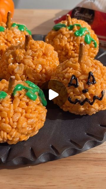 Essential Everyday on Instagram: "These Pumpkin Rice Krispy Treats are the perfect kid-friendly Halloween recipe! 🎃 Essential Everyday marshmallows + rice krispy cereal + orange food coloring = the easiest pumpkins. Here’s what you’ll need to make them: 3 tbsp butter 10 oz Essential Everyday Marshmallows 6 cups rice krispies A few drops of orange food coloring For decorating: Essential Everyday pretzel sticks, green and black decorating gel Heat butter in a large saucepan over low heat. Ad Thanksgiving Rice Krispie Treats, Pumpkin Rice Krispie Treats, Healthy Fall Desserts, Fall Desserts Apple, Pumpkin Rice, Southern Thanksgiving Menu, Thanksgiving Menu Ideas Side Dishes, Thanksgiving Food Sides, Traditional Thanksgiving Menu