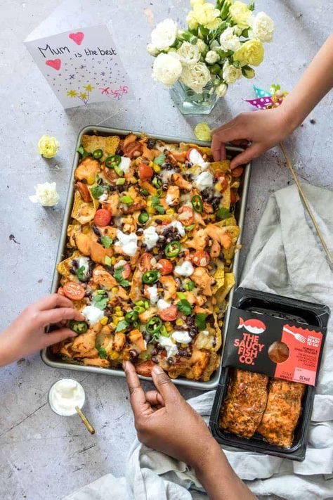 Salmon Nachos, Bean Nachos Recipe, Black Bean Nachos, Brown Sugar Salmon, Recipe For Salmon, Bean Nachos, Foil Packet Meals, Foil Packet, Pan Recipe