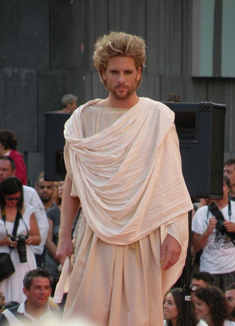 Vreni's Vienna Daily Photo: The History of Fashion #2 Greek Fashion Ancient, Chiton Greek, Ancient Greek Men, Ancient Greece Fashion, Ancient Greek Costumes, Greek Toga, Ancient Greek Clothing, Greek Chorus, Roman Clothes