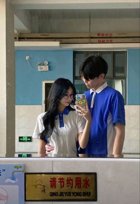 xiaohongshu cute couple chinese high school student uniform boy girl Chinese School Couple Aesthetic, Korean School Couple Aesthetic, School With Boyfriend, Couple In School Aesthetic, Student Couple Aesthetic, Korean School Couple, Couple School Photos, Korean Student Couple, School Couple Pictures