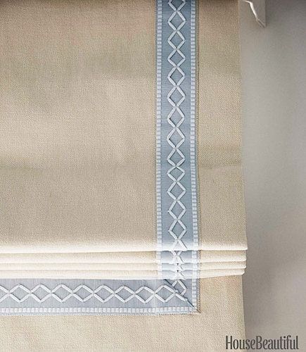 Roman shade details - white roman blind with blue embroidered tape trim by Lee Ann Thornton - House Beautiful via Atticmag Modern Blinds, Diy Window Treatments, Bedroom Blinds, Blinds Design, House Blinds, Bamboo Blinds, Kitchen Blinds, Roman Shade, Blackout Blinds