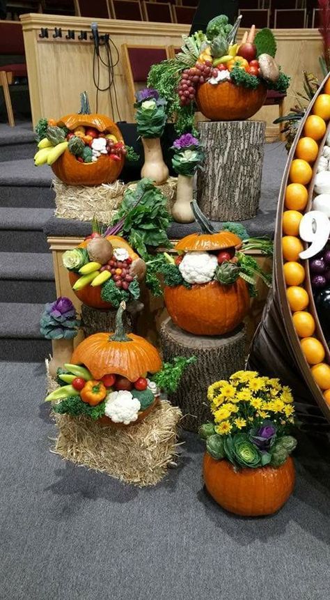 Свято жнив Church Harvest Festival, Thanksgiving Church Decorations, Harvest Festival Decorations, Diy Thanksgiving Crafts, Pumpkin Arrangements, Thanksgiving Decorations Diy, Halloween Flowers, Fruit Arrangements, Church Flowers