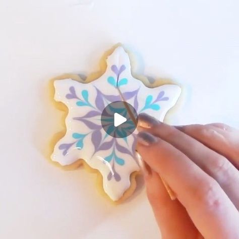 Snowflake Cookies Decorating, Royal Icing Christmas Cookies, Snowflake Christmas Cookies, Easy Snowflake, Snowflake Sugar Cookies, Snowflake Sugar, Snowflake Cookie, Christmas Sugar Cookies Decorated, Flooding Cookies