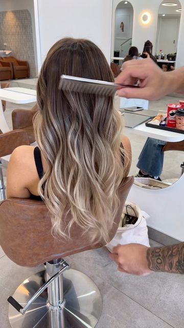 Brunette Ice Blonde Balayage Hair, Blonde Airtouch On Dark Hair, Brunette To Platinum Blonde Balayage, Blind Balayage Hair, Dark Roots Blonde Tips, Dark Rooted Blonde Balayage, Ashy Bronde Balayage Dark Roots, Beige Blonde Balayage Dark Roots, Biolage Highlights Blonde