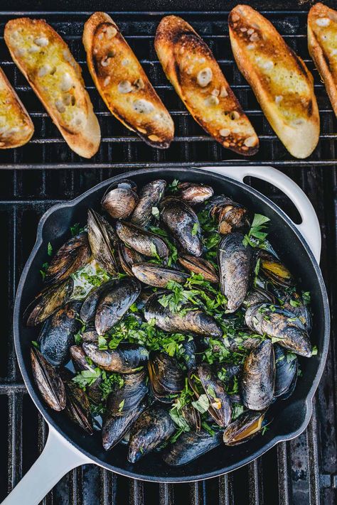 Grilled Mussels, Mussels Recipe, Food Cooking, Fish Dishes, Seafood Dishes, Bbq Recipes, The Grill, How To Cook, Grilling Recipes