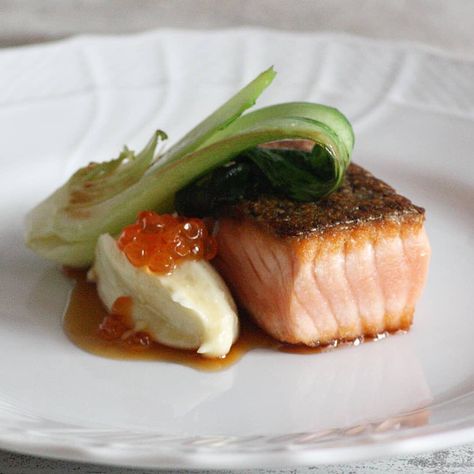 GASTRO EXPLICIT on Instagram: “▫️Insane!▫️ ------------------------- Credits: @schiavinidavide.chef ------------------------- 🍴: Salmon, potatoes, wasabi, pak choi…” Salmon Fine Dining Plating, Salmon Fine Dining, Salmon Plating, Salmon Potatoes, Fine Dining Plating, Art Of Plating, Food Presentation Plates, Gourmet Food Plating, Michelin Star Food