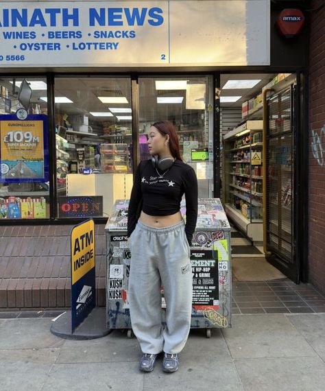 Women Sweatpants Outfits, Nike Sweatpants Outfit, Sweatpants Outfits Winter, Sweatpants Outfits, Winter Streetwear, Sweatpants Outfit, Baggy Style, Streetwear Fashion Women, Discord Server