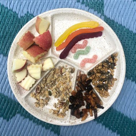 Pretend to Eat Like a Bird - A Fun Picnic Idea Bug Snacks, Dried Fruit Mix, Snack Platter, Kitchen Skills, Fruit Mixes, Tasting Party, Roast Pumpkin, Small Snacks, Easy Activities