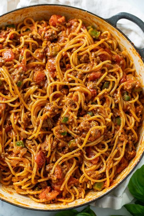 This One Pot Spaghetti recipe has a flavorful meat sauce that's easy to make with a jar of sauce. It makes an easy dinner idea that your family will love. Marinara Spaghetti Recipes, Spaghetti Meat Sauce With Jar Sauce, Spaghetti One Pot Easy Dinners, Spaghetti Recipes With Prego Sauce, Spaghetti With Meat Sauce Recipes, Easy Spaghetti Recipes With Jar Sauce, One Pot Spaghetti With Meat Sauce, Old Fashion Spaghetti Recipe, Black People Spaghetti Recipes