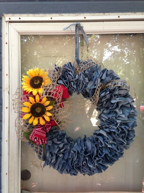 Denim Wreath made out of old blue jeans Repurpose Denim, Denim Wreaths, Återvinna Jeans, Artisanats Denim, Blue Jeans Crafts, Fabric Wreath, Rag Wreath, Jean Crafts, Denim Crafts