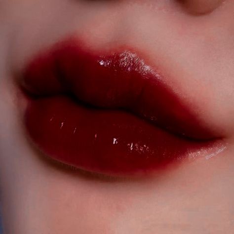 Lip Makeup Aesthetic, Lips Aesthetic Red, Glossy Red Lips, Lips Ideas, Aesthetic Lips, Unique Lips, Pretty Lips, Vampire Lips, Dark Red Lips