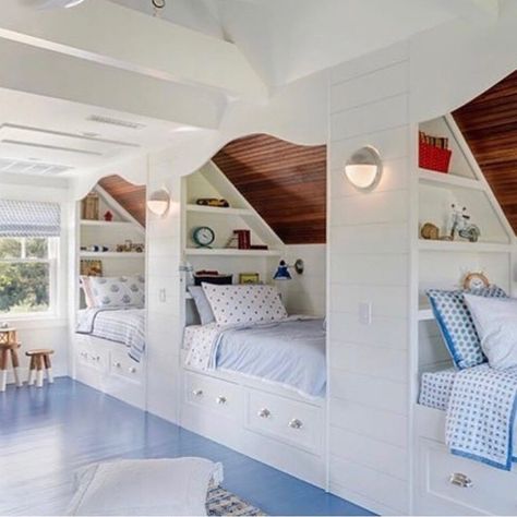 Loft Room Ideas, Design Casa Piccola, Bunk Room Ideas, Three Beds, Stair Well, Bunk Beds Built In, Bedroom Nook, Built In Bed, Built In Bunks