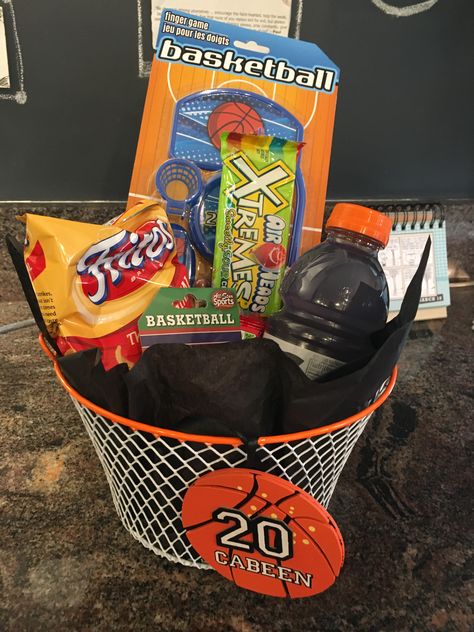 Bf Valentines Gift, Game Gift Ideas, Basketball Senior Night Gifts, Basketball Treats, Girls Basketball Gift, Basketball Theme Birthday, Get Well Baskets, Basketball Senior Night, Basketball Team Gifts