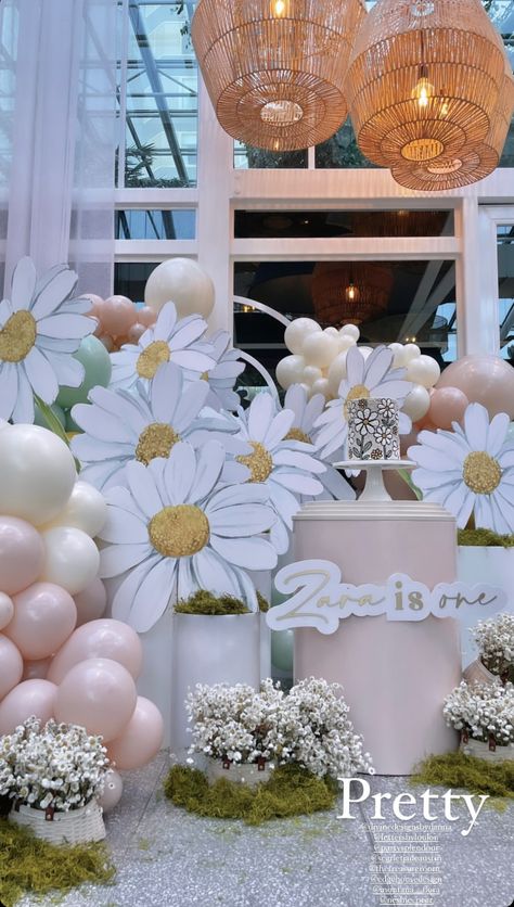 Daisy Party Backdrop, Daisy Baby Shower Ideas, Daisy Birthday Party Decorations, Daisy Backdrop, Party Decor Centerpieces, Daisy Themed Birthday Party, Ideas For Living Room Decor, Decoration Nails, Girly Party Ideas