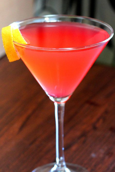 Learn how to make the Cosmopolitan cocktail at home. This old classic features vodka, grapefruit juice, cranberry juice and more. It’s amazingly refreshing and delicious! Cosmopolitan Drink Recipe, Alcoholic Recipes, Cosmopolitan Cocktail Recipes, Cosmopolitan Cocktails, Cosmopolitan Drink, Cosmopolitan Recipe, Cosmo Recipe, Cranberry Juice And Vodka, Martini Recipes Vodka