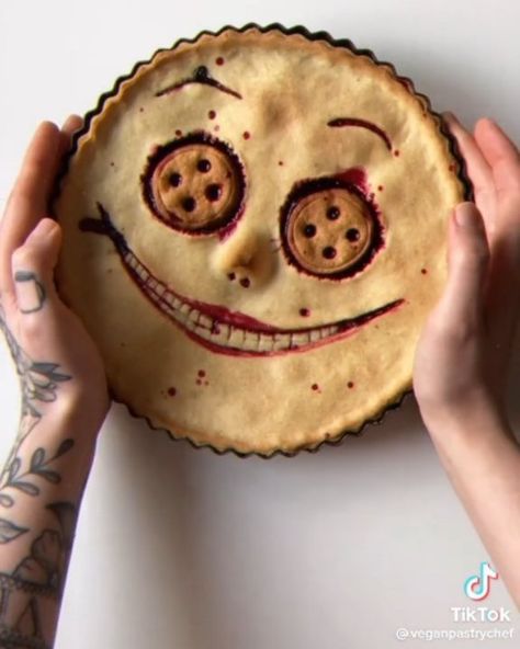 Your Daily Dose Of Fun 🤪 on Instagram: “App Link Is In My BIO @satisfans 🌟💕🌟 . . . Credit: veganpastrychef on TikTok 💓 . . . . . . #satisfyingsounds #anxietyrelief #kineticsand…” Creepy Pie Crust, Pie With Face, Creepy Face Pie, Spooky Season Food, Scary Pie, Vampire Snacks, Creepy Pie, Spooky Pie, Face Pie