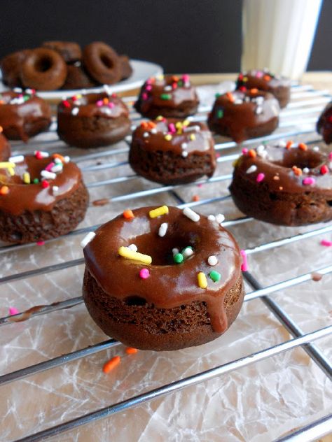 Baked Mini Chocolate Donuts - Confessions of a Confectionista Mini Donut Maker Recipes, Chocolate Doughnuts Recipe, Donut Maker Recipes, Simple Chocolate Chip Cookies, Non Chocolate Desserts, Chocolate Donuts Baked, Mini Donut Maker, Mini Donut Recipes, Mini Chocolate Cake