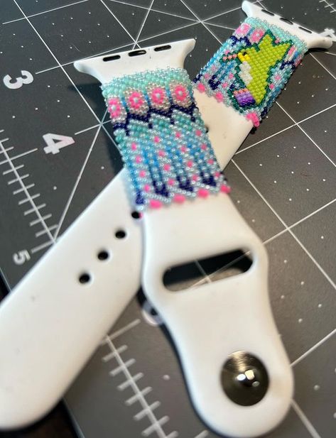 Stitch Apple Watch, Beaded Watch Bands, Beaded Weaving, Beaded Apple Watch Bands, Diy Watch Band, Beadwork Ideas, Beading Designs, Beaded Items, Native Beading