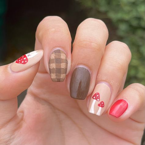 Khloe Nails, Toadstool Nails, Mushroom Nails Art, Folklore Nails, Mushroom Nail Designs, Easy Nail Polish Ideas, Mushroom Patty, Mushroom Nail Art, Nail Polish Ideas Easy