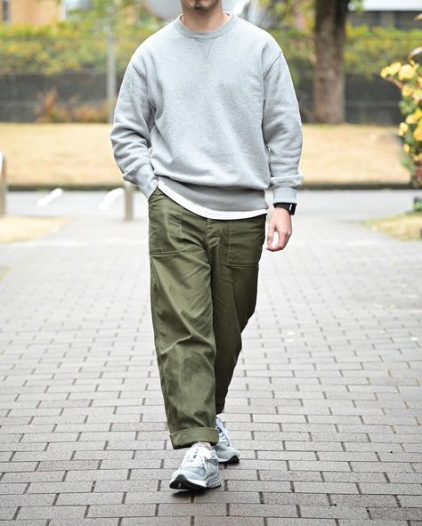 Green Cargo Pants Outfit Men, Olive Cargo Pants Outfit, Army Green Pants Outfit, Green Cargo Pants Outfit, Cargo Pants Outfit Men, Chill Fashion, Green Pants Outfit, Muji Style, Cargo Pants Outfits