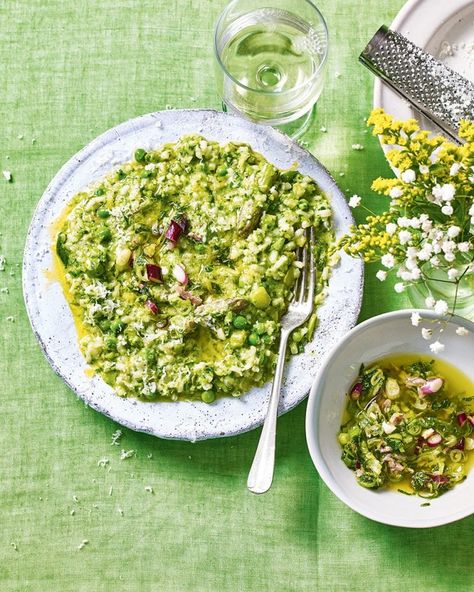 This vegetarian asparagus, pea and mint risotto showcases the best of spring produce, is gorgeously green and best enjoyed al fresco with a glass of rosé in hand. Vegetarian Risotto, Spring Produce, Risotto Recipe, Delicious Magazine, Scallops Seared, Risotto Recipes, Asparagus Recipe, Food Magazine, Veggie Recipes