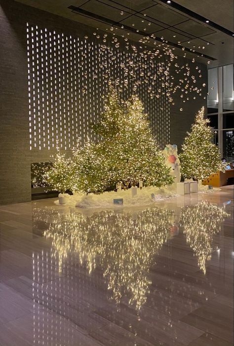 Luxury Christmas Installation, Hotel Holiday Decor, Hotel Lobby Christmas Decor, Corporate Christmas Party Decorations, Christmas Shop Displays, Corporate Christmas Parties, Modern Christmas Tree, Private Plane, Christmas Themes Decorations