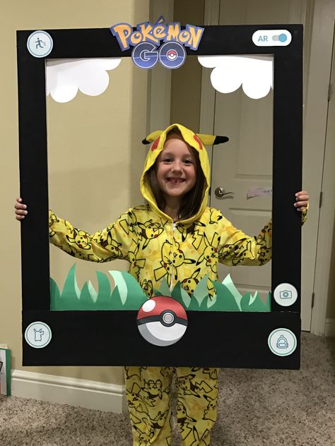 Pokemon Card Photo Frame, Pokemon Photo Booth, Pokemon Photo Booth Frame, Pokemon Birthday Activities, Pokemon Birthday Ideas Diy, Pokemon Birthday Ideas, Pokemon Decorations, Diy Pokemon Party Decorations, Pokemon Party Games