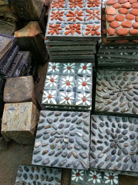 Reflexology Path, Stone Garden Paths, Stepping Stones Diy, Mosaic Stepping Stones, Rock Garden Design, Mosaic Garden Art, Sensory Garden, Concrete Crafts, Mosaic Garden