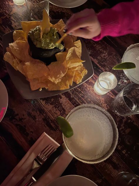 Chips And Guacamole Aesthetic, Mexican Dinner Aesthetic, Taco Tuesday Aesthetic, Guacamole Aesthetic, Mexican Restaurant Aesthetic, Aesthetic Mexican Food, Tex Mex Restaurant, Kendall Ryan, Mexican Party Food