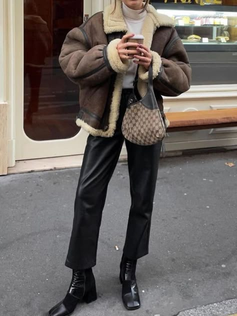 Shearling Jacket Outfit, Korean Winter Outfits, Latina Outfits, Stylish Winter Outfits, Chic Coat, Leather Outerwear, Going Viral, Looks Street Style, Jacket Outfit