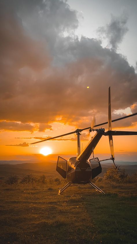 Helicopter Aesthetic, Helicopter Wallpaper, Helicopter Concept, Robinson Helicopter, Robinson R44, Air Birds, Sunset Iphone Wallpaper, Helicopter Plane, Bell Helicopter