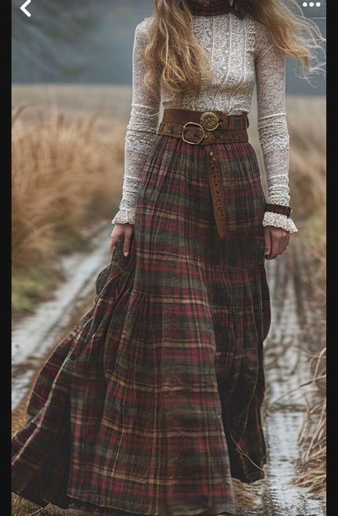 Bohemian Capsule Wardrobe, Tartan Skirt Outfit, Street Fashion Inspiration, Modest Street Fashion, Bohemian Schick, Long Sleeve Plaid Dress, Boho Winter Outfits, Long Plaid Skirt, Plaid Dresses