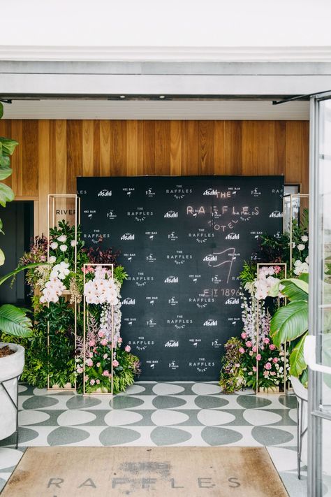 Logo Photo Backdrop, Creative Step And Repeat Ideas, Conference Photo Backdrop, Acrylic Event Decor, Corporate Backdrop Design Events, Corporate Photobooth Ideas, Photobooth Corporate Event, Corporate Event Backdrop Ideas, Corporate Event Florals