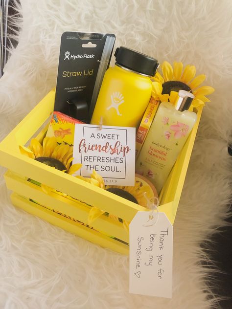 Yellow Hamper Gift Ideas, Color Boxes Gift, Friendship Basket Ideas, Friendship Gifts Diy, Sunshine Box, Diy Gift For Bff, Girl Gift Baskets, Custom Gift Ideas, Birthday Basket