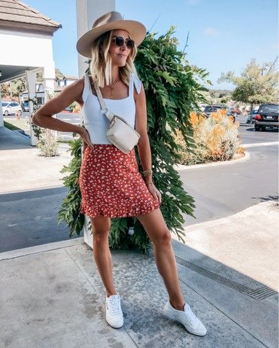 White Sneakers With Skirt, Summer Outfits White Sneakers, Summer Outfits With White Sneakers, Sneaker Skirt Outfit, Skirt And Tennis Shoes Outfits, Short Floral Skirt Outfit, Vancouver Outfits Summer, Short Skirts Outfits For Summer, Skirt With Sneakers Outfits