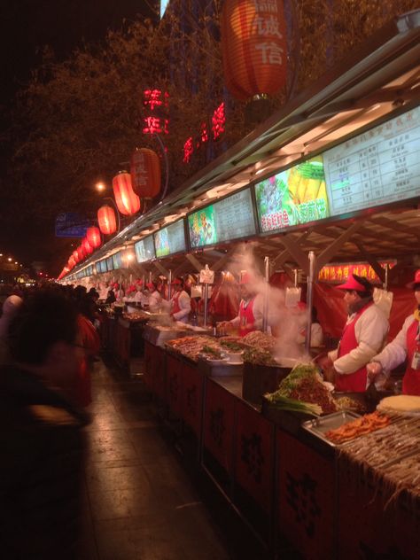 Amazing Wanfujing road food market. Beijing, China http://www.lonelyplanet.com/china/beijing/restaurants/street-food-hawkers/donghuamen-night-market Chinese Night Market, Beijing Street Food, China Night Aesthetic, Food Market Aesthetic, Night Market Aesthetic, China Street Food, Asian Night Market, Night Market Food, Henry Li