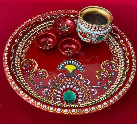 Karwa Chauth Plate Decoration, Karva Chauth Thali Decoration, Arti Thali Decoration, Arti Thali, Puja Thali, Thali Decoration, Diwali Pooja, Mehendi Decor, Thali Decoration Ideas