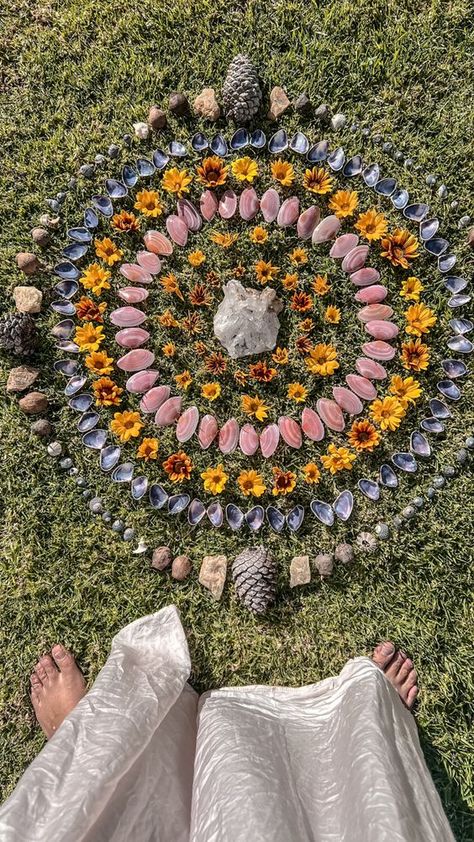 Celebrating the Summer Solstice: 11 Incredible Ideas for Litha - Morella&Ulalume Sacred Flower, Mother Earth Art, Nature Mandala, The Wheel Of The Year, Moon Circle, Ephemeral Art, Sacred Circle, Women's Circle, Baby Blessing