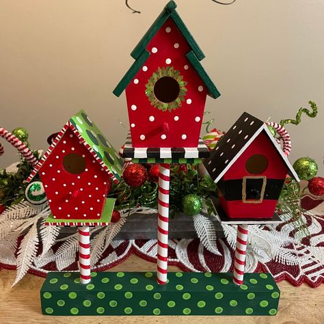 Christmas Birdhouses Diy, Birdhouse Ornaments Diy, Gingerbread House Birdhouse, Christmas Bird Houses Ideas Diy, Diy Christmas Bird Houses, Gingerbread Birdhouse Ideas, Christmas Bird Houses Ideas, Bird House Decorating Ideas, Christmas Birdhouses Ideas