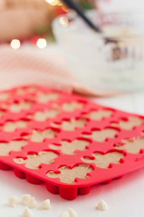 Candy Molds Recipes, Molded Cookie Recipe, Silicone Molds Recipes, Christmas Candy Molds, Christmas Chocolate Moulds, Gingerbread Fudge, Creamy Fudge, Homemade Fudge Recipes, Christmas Sweet Treats