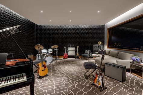 Luxury Recording Studio, Ruangan Studio, Rockwell Group, Music Room Design, Home Music Rooms, Home Studio Setup, Music Studio Room, Luxury Amenities, Home Studio Music