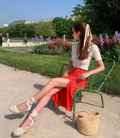 You’ll find me in the park, sunbathing while spying on you | Instagram Red Outfit Casual, July Outfits For Women, Red Top Outfit, Parisian Outfit, Red And Black Outfits, Parisian Look, July Outfits, Outfit Primavera, Street Style Parisian