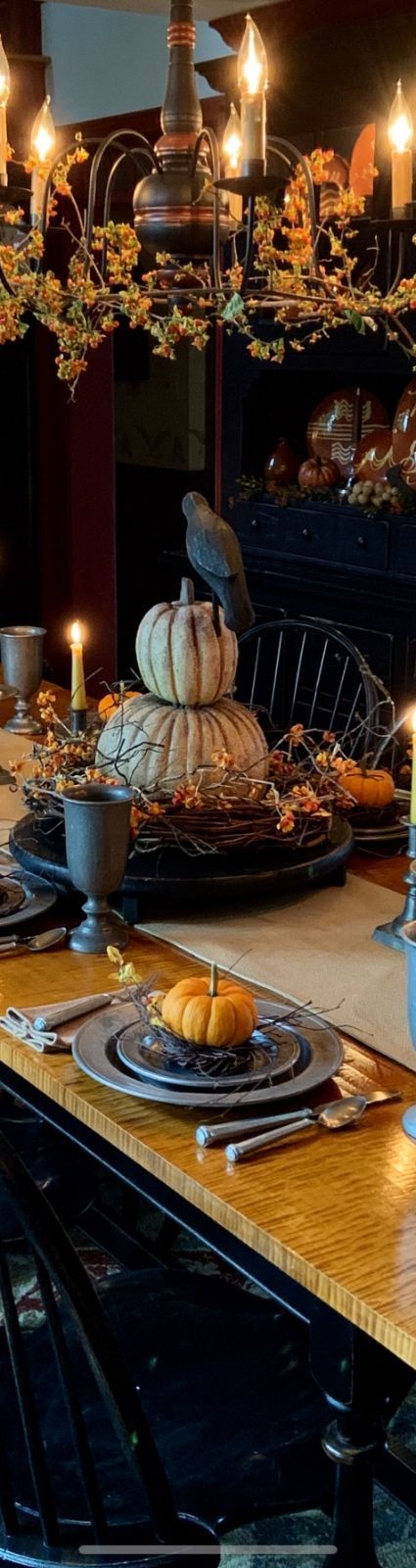 Colonial Thanksgiving Decor, Colonial Table Setting, Fall Dinning Room Tables, Fall Holiday Decor, Halloween Table Scape Ideas, Halloween Dinning Room Table Decorations, Colonial Fall Decor, Colonial Halloween, Halloween Table Scape