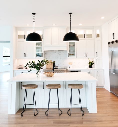 Minimalist Modern Farmhouse Kitchen, All White Kitchen Farmhouse, White And Black Modern Farmhouse Kitchen, Organic Modern Apartment Kitchen, Modern Farm Pool House, White Farmhouse Modern Kitchen, Modern Farmhouse Kitchens Small Space, White And Black Modern Kitchen, White Kitchen With Black Fixtures